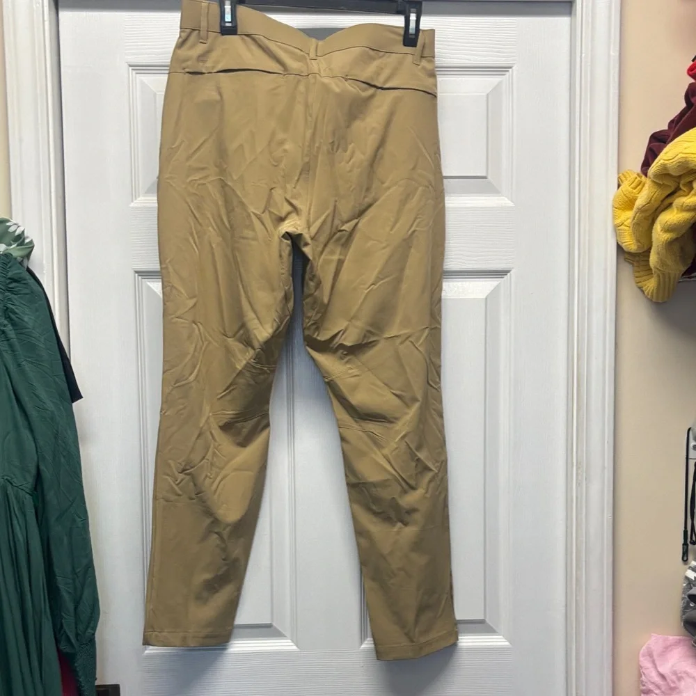 Men’s Fabletics The Only Pant Men's Khaki Pants 30x30 New - Picture 3 of 3